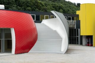 カラフルな現代建築と階段