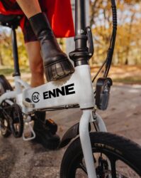 白いENNE EV、公園