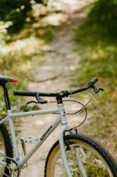 小道に停められたExposure完成車