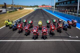 レースグリッドに並ぶバイク