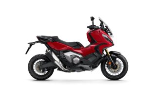 白い背景に置かれた赤いホンダX-ADVのバイクの側面図です。