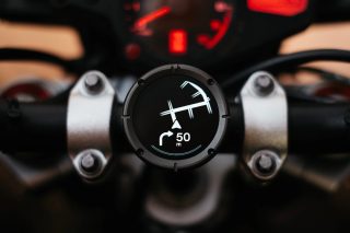 バイクのハンドルに設置されたBeeline MotoII