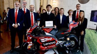 ドゥカティのフランチェスコ・バニャイア選手と関係者