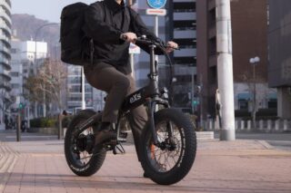 街中を走るeXs Streetに乗る男性