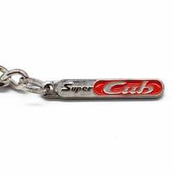 「Super Cub」のロゴが入った金属製のキーホルダー