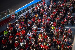 パレードのバイク集団