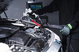 BMWのエンジンルームをドライアイス洗浄している様子