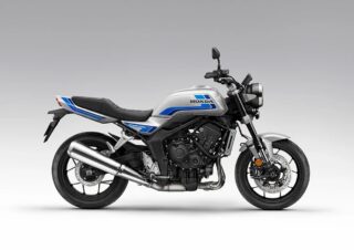 銀色のホンダCB1000Rと思われるオートバイがスタジオで撮影されています。