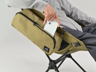男性が座ってスマートフォンをサイドポケットに収納している様子