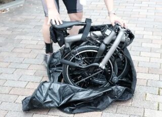 折りたたみ自転車を輪行バッグに収納する様子