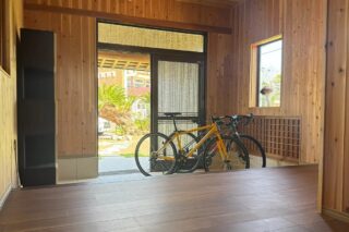 室内に置かれたロードバイク
