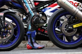 ライダーの足元