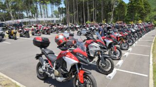 Multistrada V4が並ぶ様子
