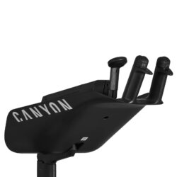 白い背景に置かれた、CANYONブランドの黒いエアロダイナミックな自転車用ハンドルバー（コックピット）のクローズアップ画像です。流線型のデザインが特徴です。