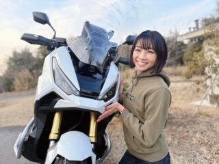 スクーターと女性