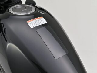 バイクの燃料タンクに貼られた60x120mmのプロテックパッド