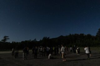 星空を見上げる人々