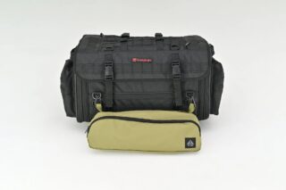 黒い大型のバッグと、その下に取り付けられたオリーブ色の小型バッグが写っています。どちらもアウトドアやバイクでの使用に適した頑丈なデザインです。