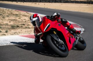 Panigale V2がサーキットを走行