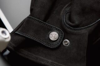 黒い革製の手袋のクローズアップ画像