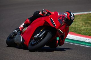 赤いスポーツバイクがサーキットをコーナリング