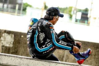 レーシングブーツを履くライダー