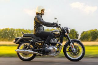 クラシックバイクに乗る男性