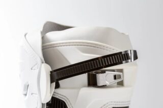 グローブ着用時でも操作しやすいバックル