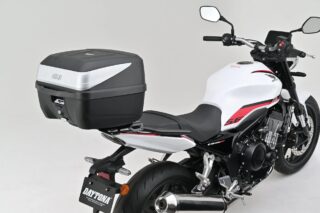 白いホンダCB400SFにGIVI製のトップケースが装着されたバイク