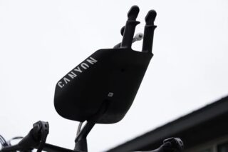 Canyonブランドのタイムトライアルバイクまたはトライアスロンバイクのコックピット部分をクローズアップした画像。エアロバーと一体化した黒いストレージまたはハイドレーションシステムが見える。