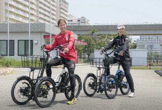 笑顔で試乗する選手