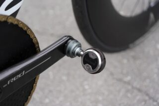 自転車のクランクアームとペダルをクローズアップした画像です。Wahooのパワーメーター内蔵ペダルが装着されており、チェーンや駆動系の詳細が確認できます。
