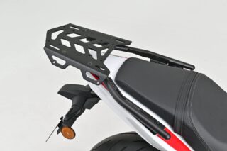 白い車体に赤いラインが入ったオートバイの後部、黒いリアキャリア