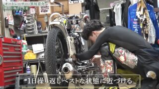ガレージでレーシングバイクを整備する黒川京介選手