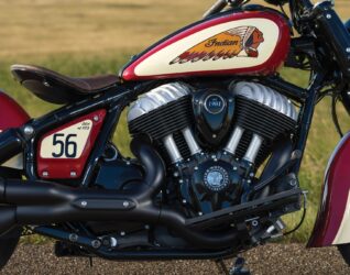 赤と白のツートンカラーが特徴的なインディアンモーターサイクルの限定版バイクの側面