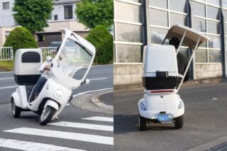 白い三輪電動スクーターが走行中