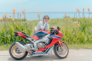 海とバイクを楽しむ女性