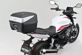 白いホンダCB400SFにGIVI製のリアボックスが装着されている
