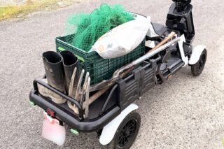 電動運搬車に農作業道具が積まれている様子