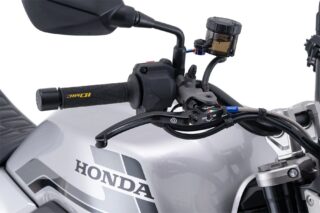 シルバーのホンダ製バイクの左側ハンドル周りの詳細画像