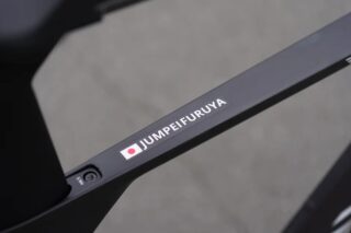 自転車のフレーム部分に貼られた「JUMPEIFURUYA」という名前と日の丸があしらわれたカスタムステッカーのクローズアップ画像です。