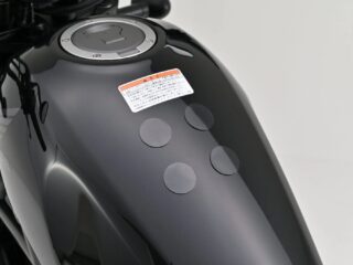バイクの燃料タンクに貼られたΦ30mmのプロテックパッド