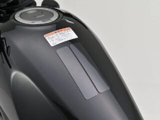 バイクの燃料タンクに貼られた30x120mmのプロテックパッド