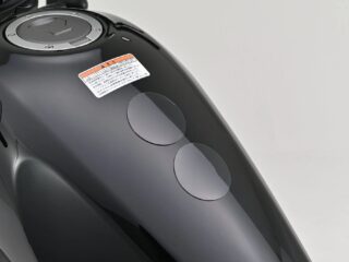 バイクの燃料タンクに貼られたΦ60mmのプロテックパッド
