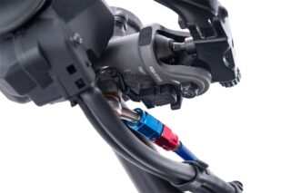 車両のブレーキまたはクラッチシステムの一部と見られる機械部品のクローズアップ画像