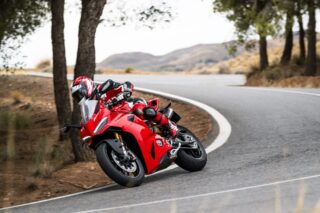 赤いスポーツバイクがワインディングロードを走行