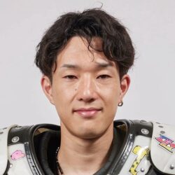 黒い肩パッドを装着した男性の顔のアップ