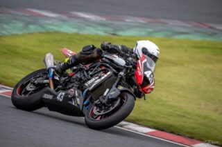 レースシーンを走るバイク