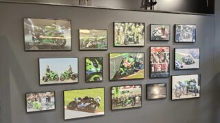 カワサキのモータースポーツ写真が飾られた壁