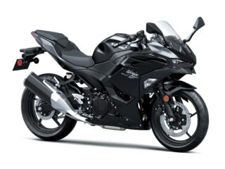 白い背景に置かれた、黒いカワサキ ニンジャ 600のスポーツバイクのスタジオショット